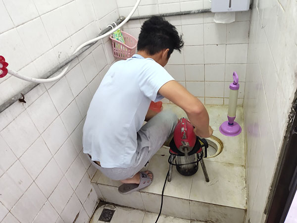 定海管道堵塞冒臭气 专业师傅现场解决问题