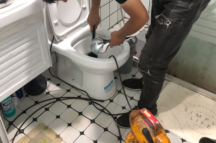 定海马桶堵塞自己疏通还是找师傅？专业上门服务让你省时更省心